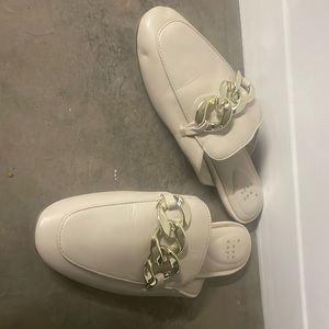 CREAM MULES W/ GOLD CHAIN